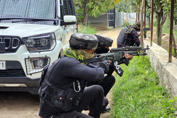 Security personnel take positions during encounter in Kreeri area of Baramulla. —Excelsior/Aabid Nabi