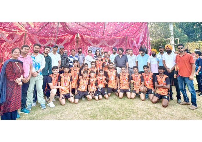 Kho Kho teams posing along with dignitaries during closing ceremony at Jammu. Kho Kho teams posing along with dignitaries during closing ceremony at Jammu.