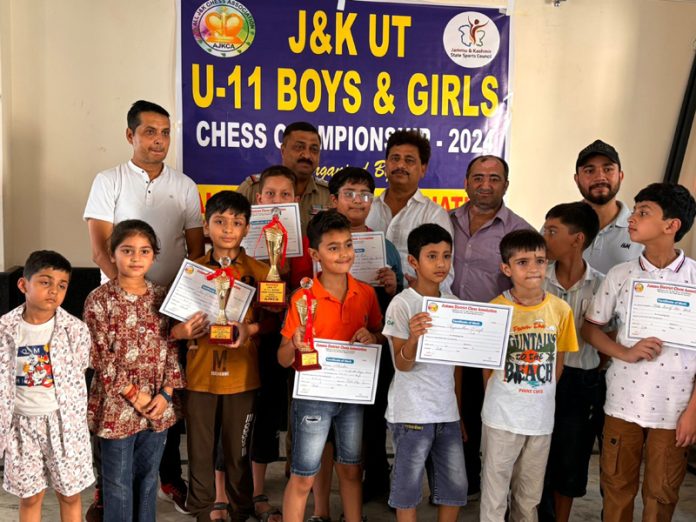 Winning players posing along with certificates. Winning players posing along with certificates.