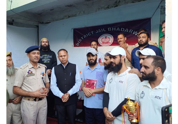 Dignitaries posing along with inmates during prize distribution ceremony at Bhadarwah. Dignitaries posing along with inmates during prize distribution ceremony at Bhadarwah.