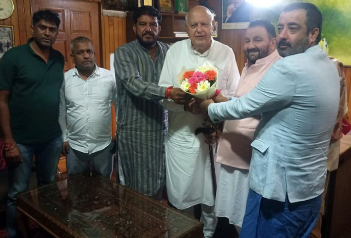 Former BJP MLA Kamal Arora meets Dr. Farooq Abdullah on joining NC.