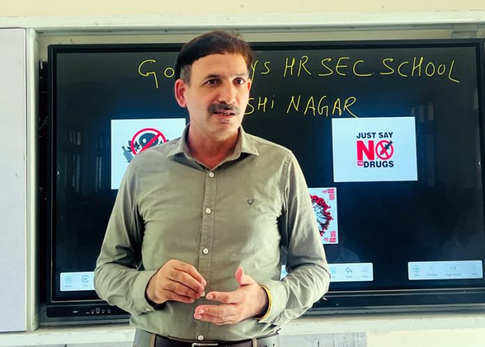 SSP ANTF delivering lecture on drug abuse. SSP ANTF delivering lecture on drug abuse.