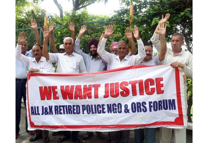 Retired personnel of J&K Police staging a protest near Hari Singh Park in Jammu. -Excelsior/Rakesh Retired personnel of J&K Police staging a protest near Hari Singh Park in Jammu. -Excelsior/Rakesh