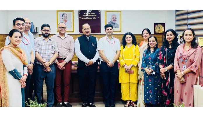 ED & CEO, AIIMS Jammu, Prof (Dr) Shakti Kumar Gupta posing with the surgical team. ED & CEO, AIIMS Jammu, Prof (Dr) Shakti Kumar Gupta posing with the surgical team.