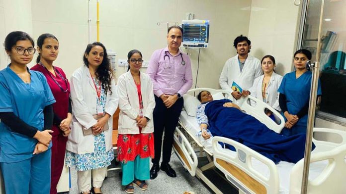 Prof (Dr) Shabab Angurana and his team posing alongside a cancer patient at AIIMS Vijaypur, Jammu. Prof (Dr) Shabab Angurana and his team posing alongside a cancer patient at AIIMS Vijaypur, Jammu.