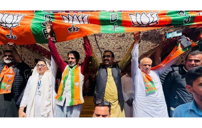 Senior BJP leader and election Incharge J&K, Ram Madhav and party general secretary (Org), Ashok Koul along with other senior leaders at an election rally in Batra, Gurez on Wednesday. Senior BJP leader and election Incharge J&K, Ram Madhav and party general secretary (Org), Ashok Koul along with other senior leaders at an election rally in Batra, Gurez on Wednesday.