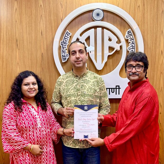 Dr. Santosh Nahar, Dy Director, AIR presenting an award to Pandit Abhay Rustum Sopori on Monday. Dr. Santosh Nahar, Dy Director, AIR presenting an award to Pandit Abhay Rustum Sopori on Monday.