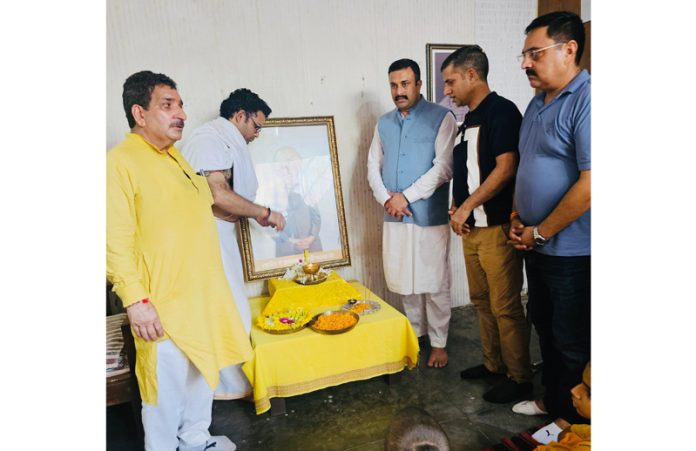 Dignitaries paying tribute to Pandit Uttam Chand Pathak Shastri in Jammu on Tuesday. Dignitaries paying tribute to Pandit Uttam Chand Pathak Shastri in Jammu on Tuesday.