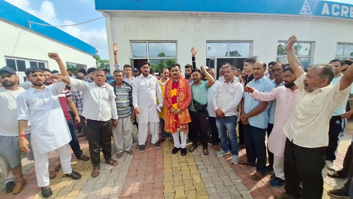 Former MoS Dr Manohar Lal during public meeting at Mandli in Billawar on Monday.
