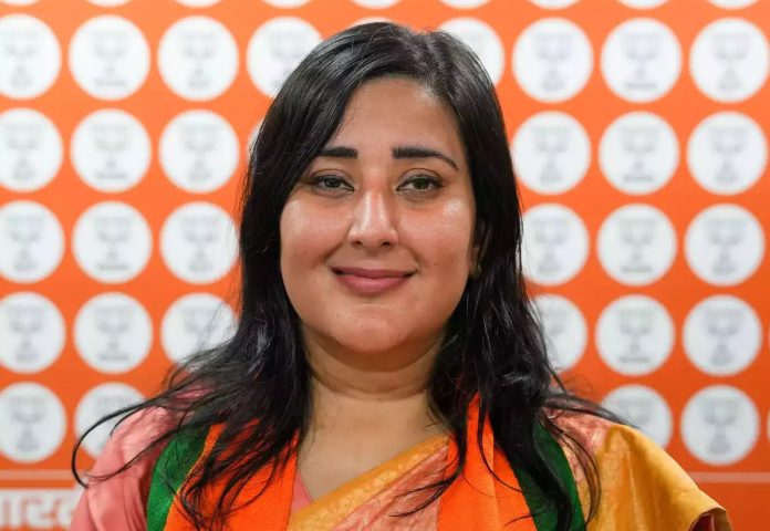 BJP MP Swaraj carries bag with 'National Herald's loot' message to JPC meet on simultaneous polls