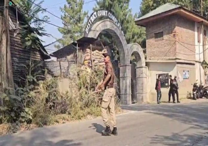 Cop injured in blast at court complex