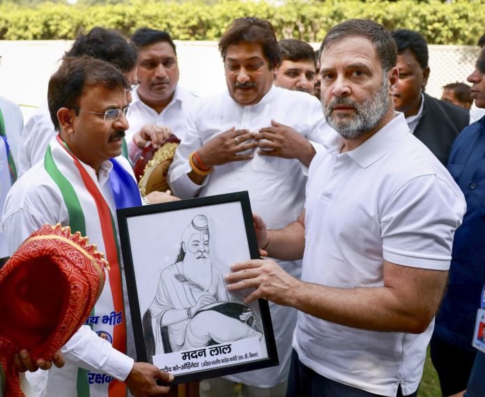 Rahul Gandhi offers prayers at Valmiki temple in Delhi Rahul Gandhi offers prayers at Valmiki temple in Delhi