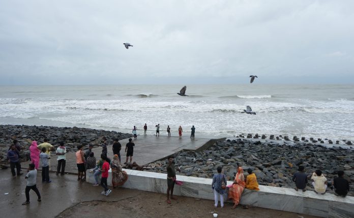 Waves crash ahead of Cyclone Dana's landfall in WB