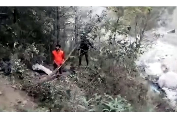 Rescue workers on job to retrieve bodies of the deceased in accident at Ramban. -Excelsior/Parvez Rescue workers on job to retrieve bodies of the deceased in accident at Ramban. -Excelsior/Parvez