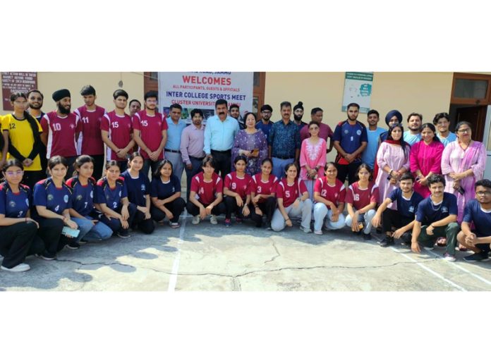 TT Players of different colleges posing along with dignitaries.