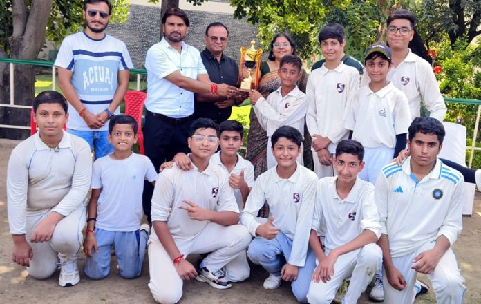 Winning team posing along with dignitaries. Winning team posing along with dignitaries.