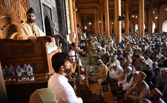 Mirwaiz Umar Farooq delivering Friday sermon at Jamia Masjid in Srinagar. —Excelsior/Shakeel