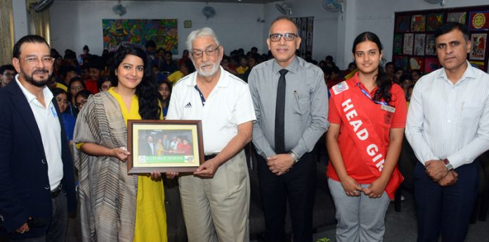 Actor Vishakha Singh receiving memento from KCPS Management.