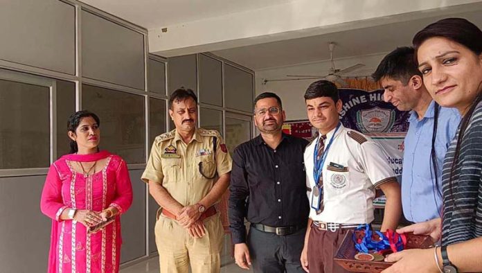 Dignitaries presenting medals to students. Dignitaries presenting medals to students.