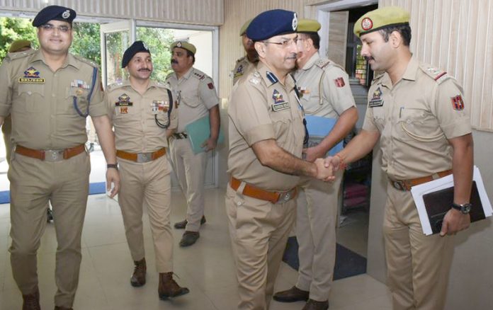 SSP Jammu interacting with police personnel in Akhnoor on Friday.