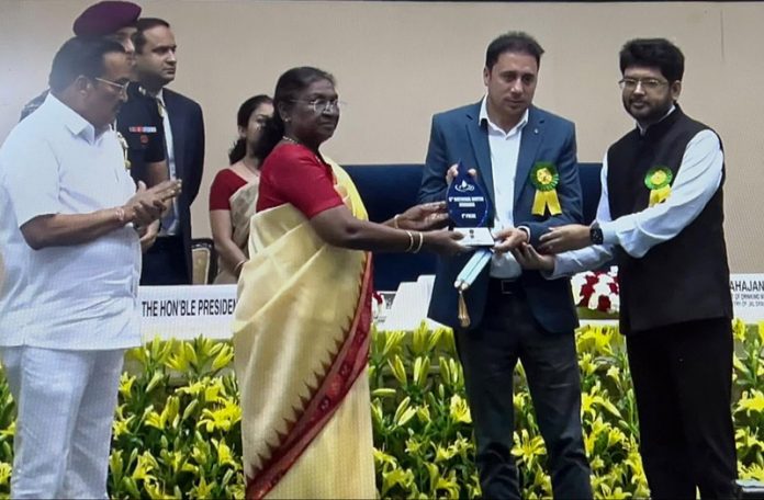 President of India, Droupadi Murmu presenting an award to Ganderbal officer at a ceremony held in Vigyan Bhawan New Delhi on Tuesday.