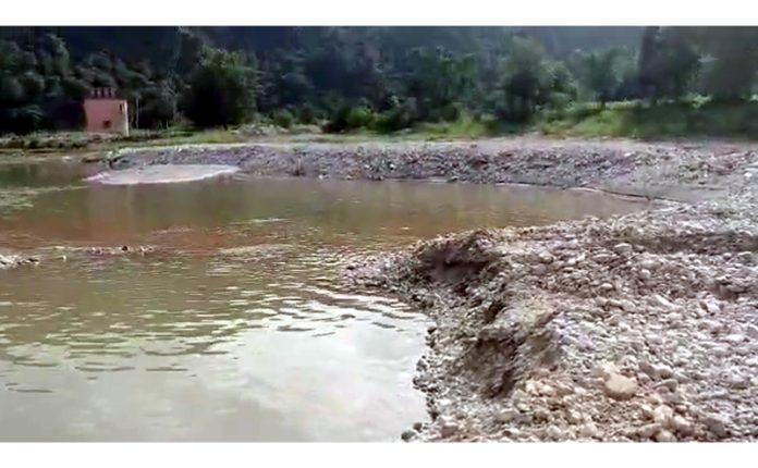 Massive deep illegal mining activity close to tube well goes on near Dansal.