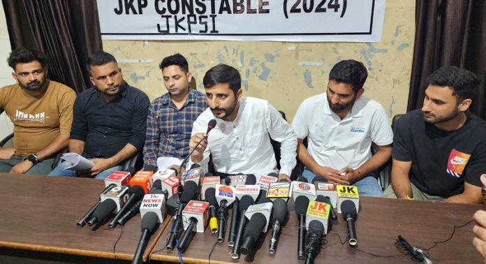 Aspirants of JKP Constable talking to media persons at Jammu on Tuesday. Aspirants of JKP Constable talking to media persons at Jammu on Tuesday.