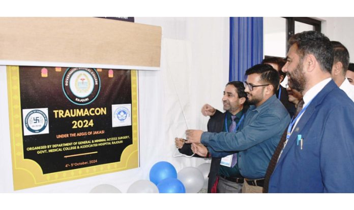 DC Rajouri inaugurating TRAUMACON-24 at GMC Rajouri.