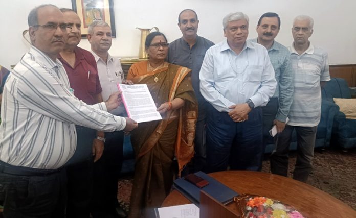 Displaced Kashmiri Hindus submit memorandum to NHRC Chairperson at Jammu on Wednesday. Displaced Kashmiri Hindus submit memorandum to NHRC Chairperson at Jammu on Wednesday.