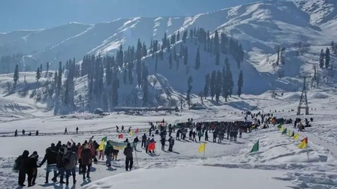 Cold Wave Intensifies Across Kashmir