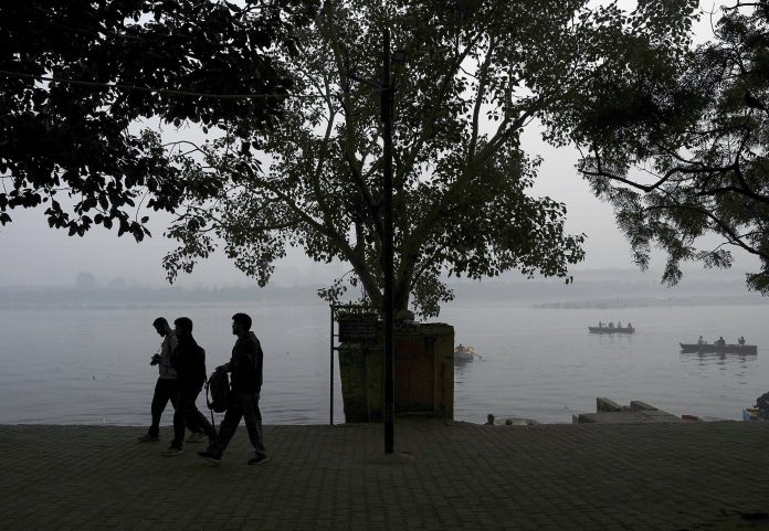 Delhi's air quality 'severe', minimum temperature 15.9 deg C