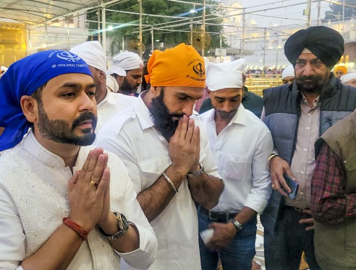 Ranveer Singh, director Aditya Dhar offer prayers at Golden Temple