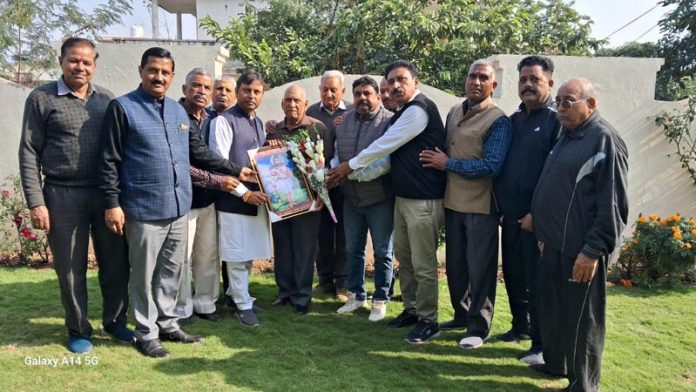 MLA Kathua, Dr Bharat Bhushan posing with members of delegation. MLA Kathua, Dr Bharat Bhushan posing with members of delegation.