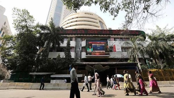 Sensex, Nifty slump 1 pc amid unabated foreign fund outflows, weak global trends Sensex, Nifty slump 1 pc amid unabated foreign fund outflows, weak global trends