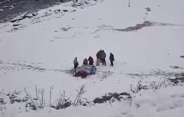 J&K | Woman Delivers Baby On Snow-Covered Road In Machil Kupwara J&K | Woman Delivers Baby On Snow-Covered Road In Machil Kupwara