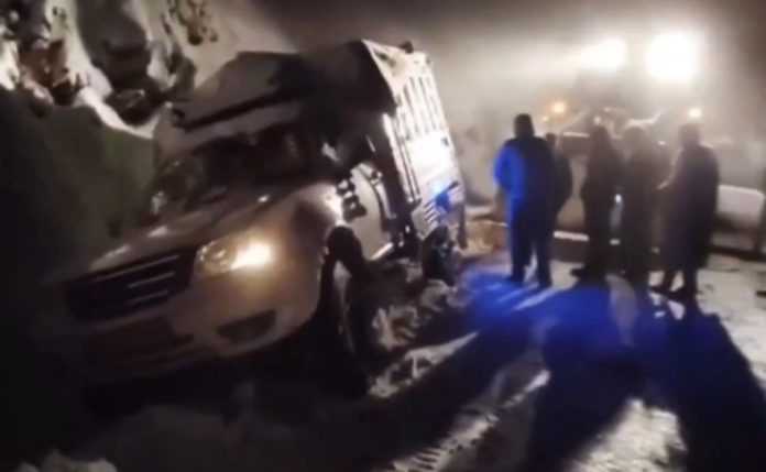 J&K | 20 Civilian Vehicles Stuck On Razdan Pass Rescued By BRO