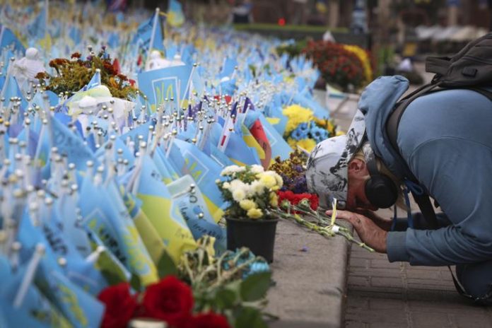Makeshift memorial grows in Ukraine's capital after 1,000 days of war Makeshift memorial grows in Ukraine's capital after 1,000 days of war