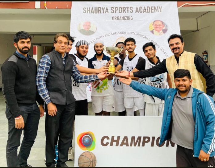 Dignitaries posing along with winning team.