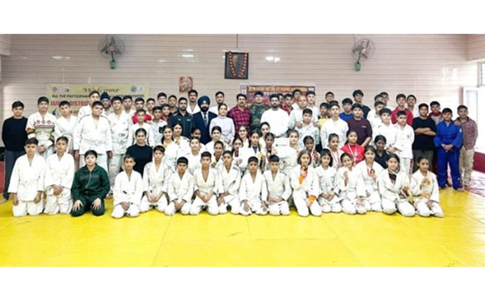 Judo players posing along with dignitaries at Jammu.