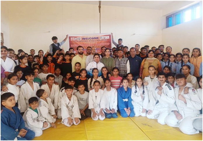 Judo players posing along with dignitaries.