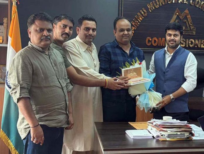 Members of Traders Federation Ware House Nehru Market meeting Dr. Devansh Yadav, Commissioner JMC on Thursday. Members of Traders Federation Ware House Nehru Market meeting Dr. Devansh Yadav, Commissioner JMC on Thursday.