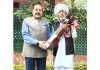 Union Minister Dr. Jitendra Singh presenting a new “Sarangi” music instrument to Gorinath, a noted traditional Dogra artist from Udhampur, at Jammu on Wednesday.