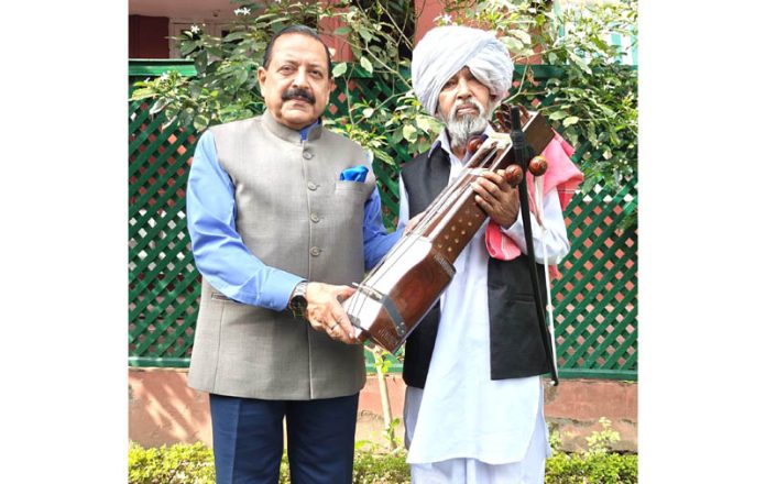 Union Minister Dr. Jitendra Singh presenting a new “Sarangi” music instrument to Gorinath, a noted traditional Dogra artist from Udhampur, at Jammu on Wednesday.