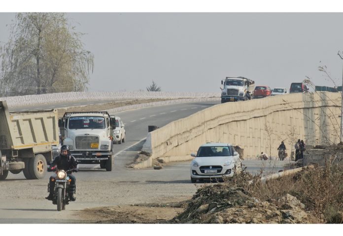 A view of Sangrama flyover on Srinagar-Uri National Highway with traffic flowing smoothly in both directions. - Excelsior/Aabid Nabi