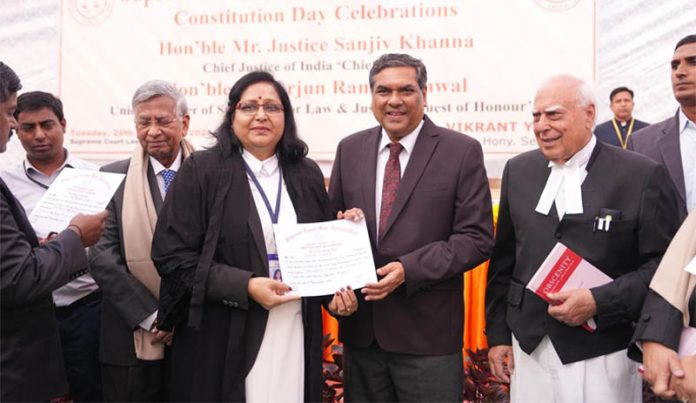 SC Advocate Neeta Verma receiving Law Day Honour from CJI Sanjeev Khanna during a function at New Delhi.