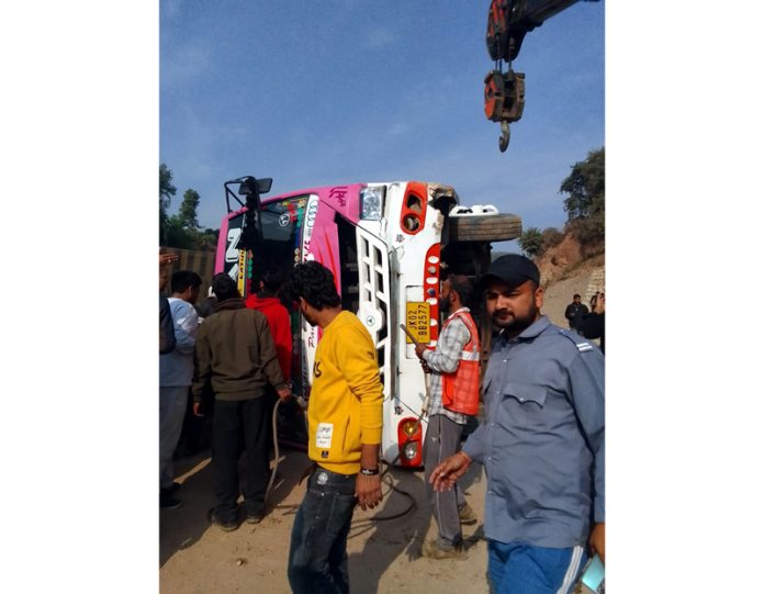 Locals and police evacuating injured passengers after accident. -Excelsior/Romesh Mengi Locals and police evacuating injured passengers after accident. -Excelsior/Romesh Mengi