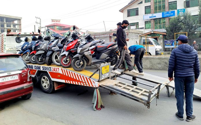Traffic police in action against underage two-wheeler riders in Srinagar on Friday. —Excelsior/Shakeel Traffic police in action against underage two-wheeler riders in Srinagar on Friday. —Excelsior/Shakeel