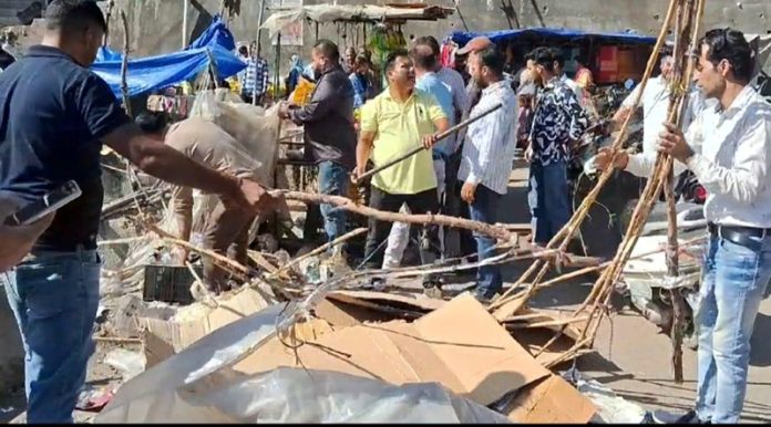 Municipal Council team during anti-encroachment drive in Rajouri town on Monday. -Excelsior/Imran Municipal Council team during anti-encroachment drive in Rajouri town on Monday. -Excelsior/Imran