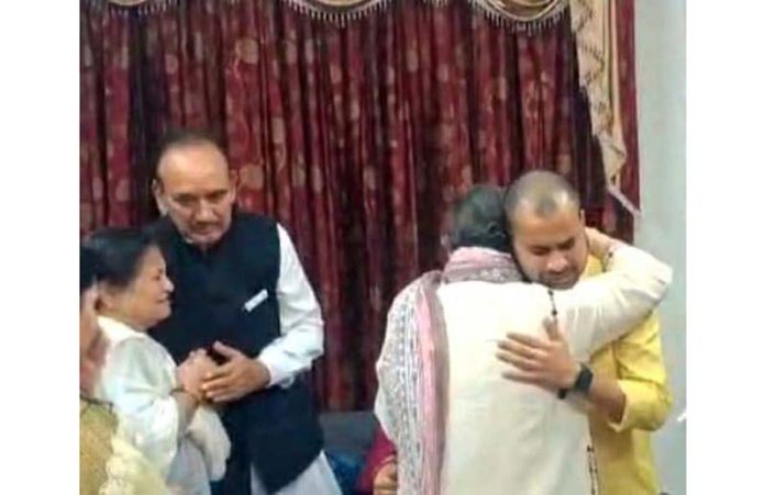 Ex CM and DPAP chairman Ghulam Nabi Azad consoling the Chopra family. Ex CM and DPAP chairman Ghulam Nabi Azad consoling the Chopra family.