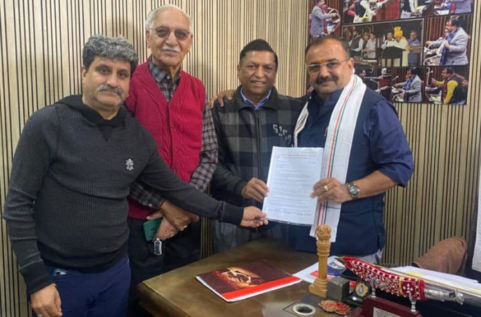Members of Trikuta Nagar Welfare Society handing over a memorandum to Vikram Randhawa, MLA Bahu constituency on Monday.